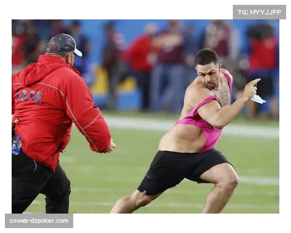 比赛因球迷冲入场内短暂中断，安保人员迅速将其带离